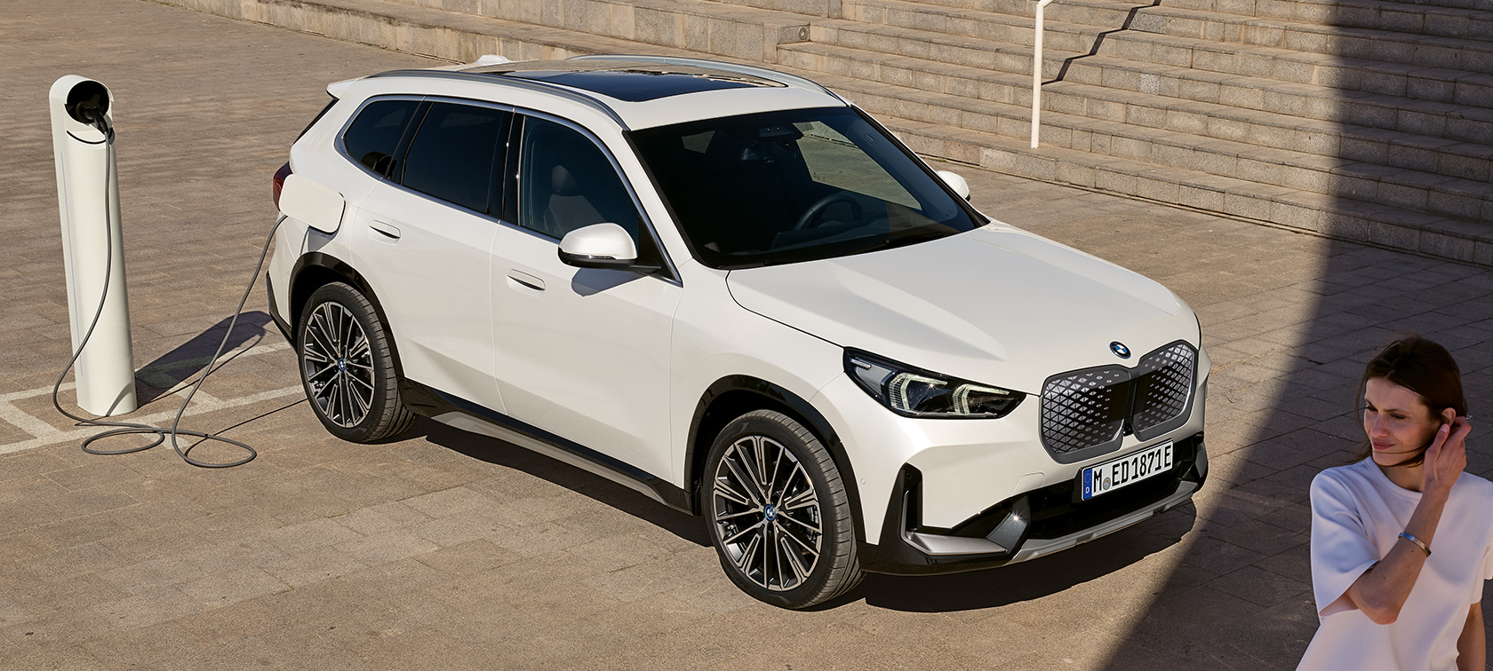BMW iX1, U11, BEV, πλαϊνή λήψη, σε φόρτιση BMW iX1, U11, BEV, 2022, λευκό Mineral μεταλλικό, πλαϊνή λήψη δύο τρίτων, σε φόρτιση, σκάλες