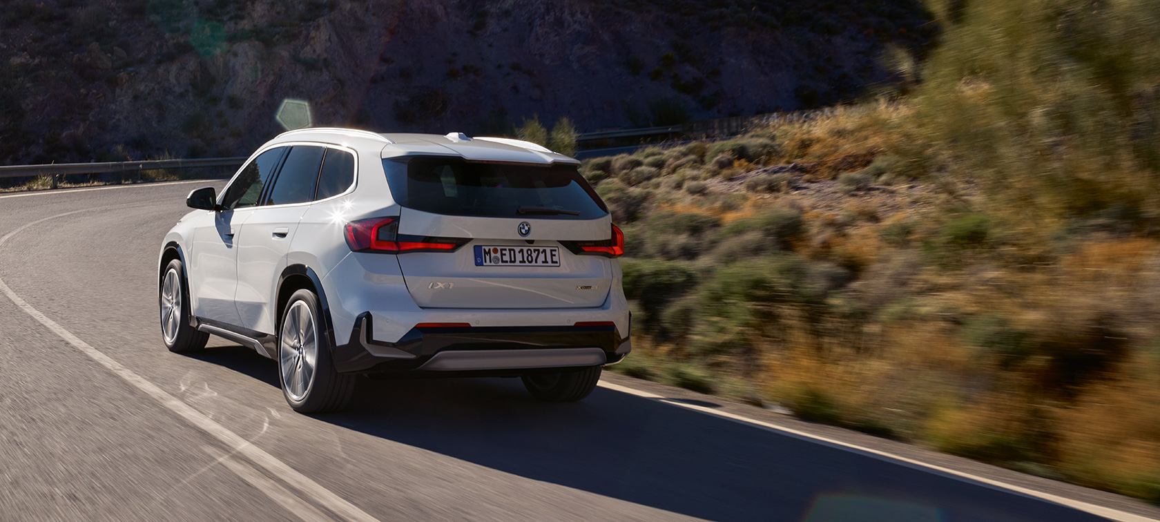BMW iX1, U11, BEV, δυναμική οδήγησης, σημαντικότερα σημεία, βίντεο BMW iX1, U11, BEV, 2022, λευκό Mineral μεταλλικό, πίσω λήψη δύο τρίτων, κινούμενη σε ορεινό δρόμο , δυναμική οδήγηση, σημαντικότερα σημεία, βίντεο
