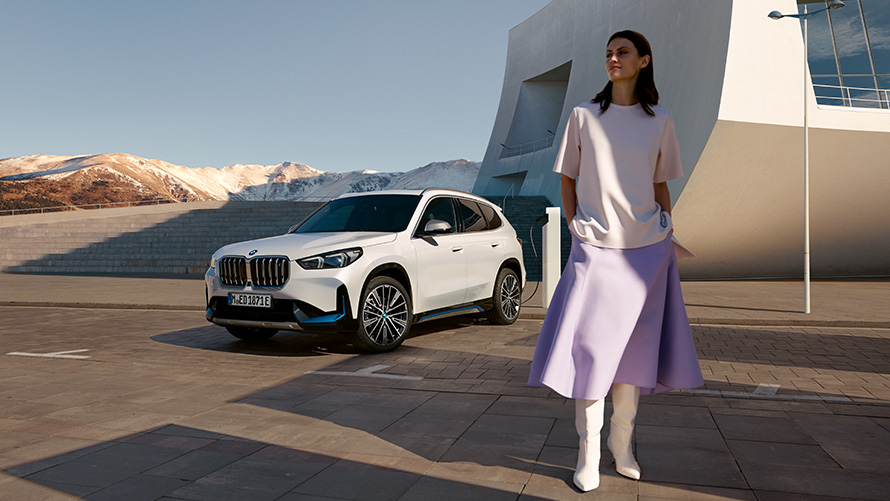 Άντρας σε BMW, στον δρόμο BMW Financial Services, άντρας σε BMW, στον δρόμο