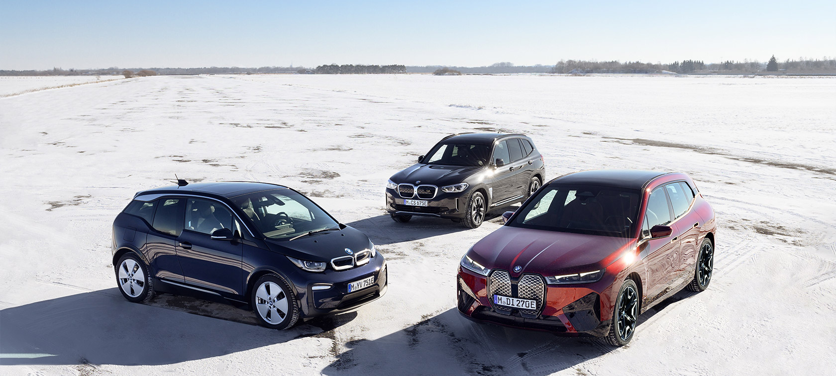 Ηλεκτρικά αυτοκίνητα BMW, πανοραμική πλαϊνή λήψη τριών τετάρτων σε άμμο BMW i, ηλεκτρικά αυτοκίνητα BMW, πανοραμική πλαϊνή λήψη τριών τετάρτων σε άμμο
