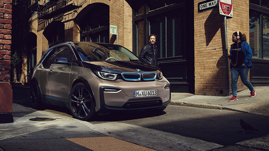 BMW i3, I01, πρώτη γενιά, μπροστινή λήψη τριών τετάρτων σε σοκάκι BMW i, BMW i3, I01, πρώτη γενιά, μπροστινή λήψη τριών τετάρτων σε σοκάκι