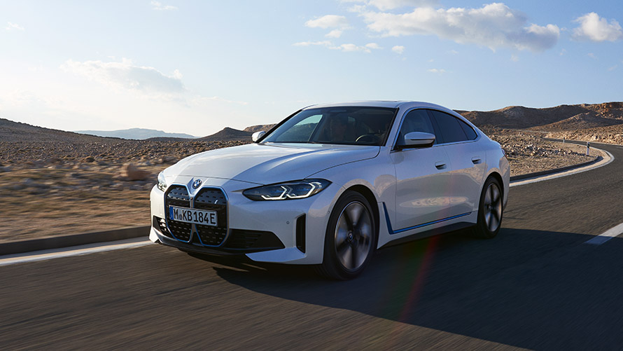 BMW i4, G26, πρώτη γενιά, μπροστινή λήψη τριών τετάρτων, κινούμενη BMW i, BMW i4, G26, πρώτη γενιά, μπροστινή λήψη τριών τετάρτων, κινούμενη