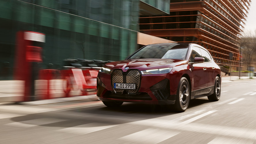 BMW iX, Ι20, πρώτη γενιά, μπροστινή λήψη τριών τετάρτων, κινούμενη BMW i, BMW iX, I20, πρώτη γενιά, μπροστινή λήψη τριών τετάρτων, κινούμενη