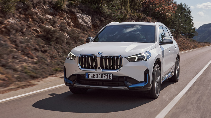 BMW iX1, U11, πρώτη γενιά, μπροστινή λήψη τριών τετάρτων, κινούμενη σε δρόμο BMW X, BMW iX1, U11, πρώτη γενιά, μπροστινή λήψη τριών τετάρτων, κινούμενη σε δρόμο