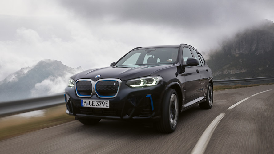 BMW iX3, G08, πρώτη γενιά, πλαϊνή λήψη τριών τετάρτων, κινούμενη BMW i, BMW iX3, G08, πρώτη γενιά, πλαϊνή λήψη τριών τετάρτων, κινούμενη