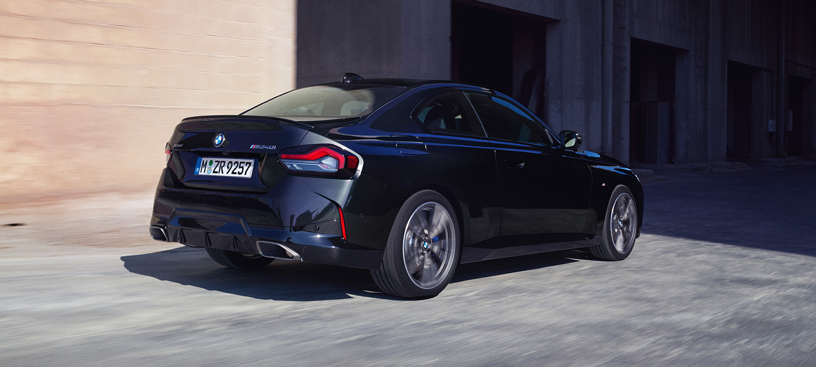 Πίσω λήψη τριών τετάρτων, BMW M240i xDrive Coupé, G42, 2021 BMW M240i xDrive Coupé, G42, 2021, μαύρο Sapphire μεταλλικό, πίσω λήψη τριών τετάρτων, σε κίνηση