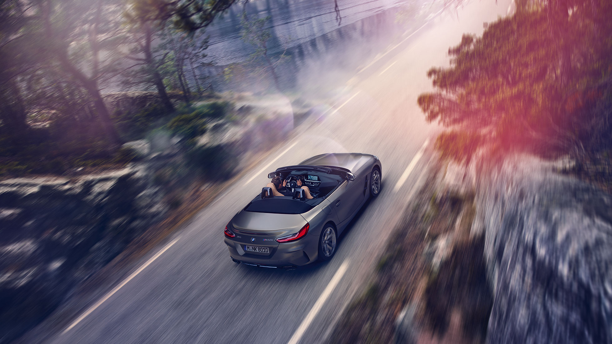 BMW Z4 M40i G29 Cabrio με ανοικτή οροφή BMW Z4 M40i Roadster G29 2019 Cabrio, BMW Individual Γκρι Frozen μεταλλικό, πανοραμική λήψη, κινούμενη με ανοικτή οροφή