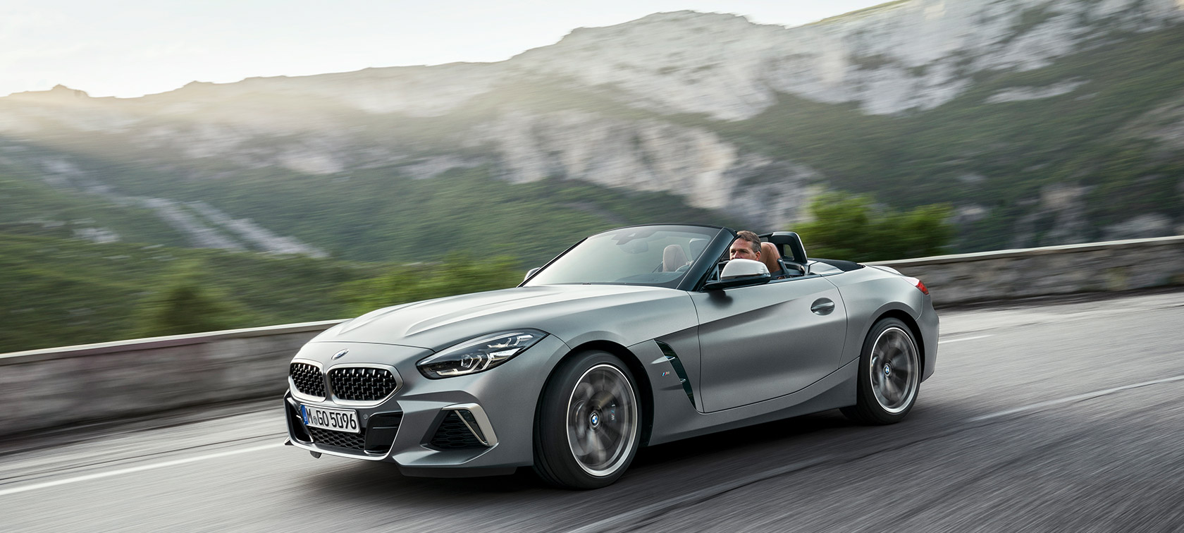 BMW Z4 M40i G29, κινούμενη σε ορεινό σκηνικό BMW Z4 Roadster M40i G29 2019 Cabrio, BMW Individual Γκρι Frozen μεταλλικό, μπροστινή λήψη τριών τετάρτων κινούμενη σε ορεινό σκηνικό