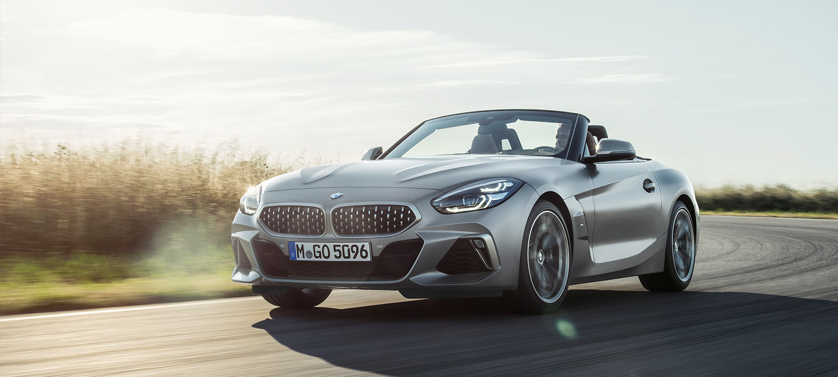 Μπροστινή λήψη τριών τετάρτων BMW Z4 M40i Roadster G29 BMW Z4 M40i Roadster G29 2019 Cabrio, BMW Individual Γκρι Frozen μεταλλικό, σε κίνηση, μπροστινή λήψη τριών τετάρτων