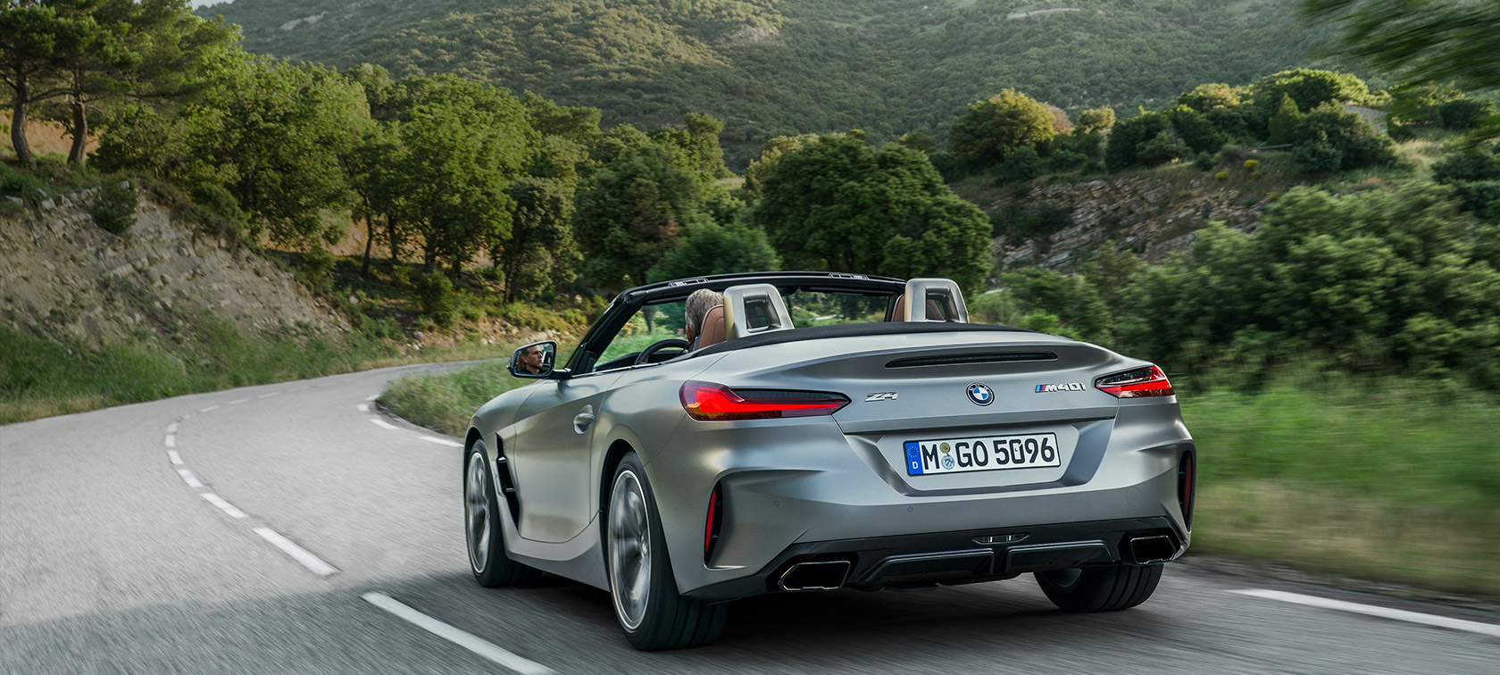 Πίσω όψη τριών τετάρτων BMW Z4 M40i G29 BMW Z4 M40i G29 2019 Cabrio, BMW Individual Γκρι Frozen μεταλλικό, πίσω λήψη τριών τετάρτων
