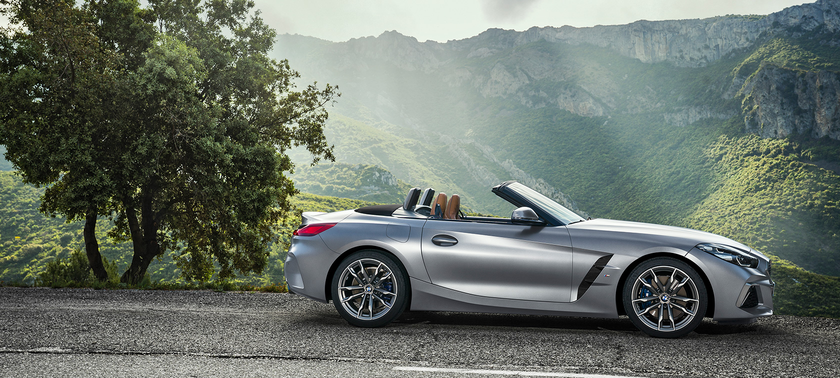 BMW Z4 M40i G29 Cabrio, σταθμευμένη BMW Z4 M40i G29 2019 Cabrio, BMW Individual Γκρι Frozen μεταλλικό, πλαϊνή λήψη, σταθμευμένη