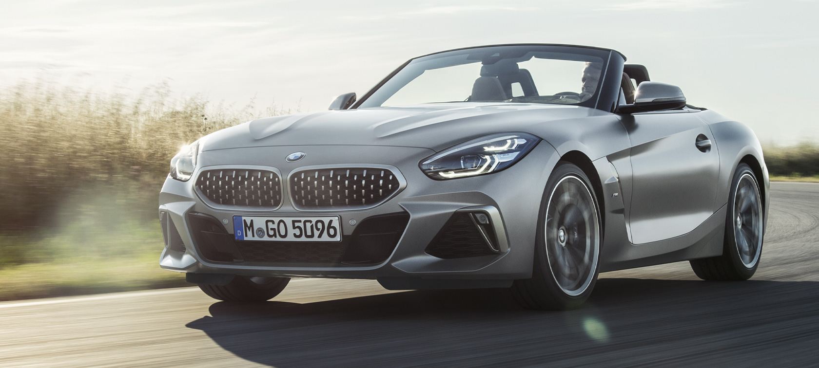 Μπροστινή όψη τριών τετάρτων, BMW Z4 M40i Roadster, G29 BMW Z4 M40i Roadster, G29, 2019, BMW Individual γκρι Frozen μεταλλικό, μπροστινή λήψη τριών τετάρτων, σε κίνηση