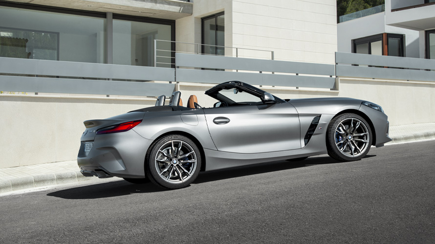 BMW Z4 M40i Roadster, G29, πλαϊνή λήψη μπροστά από κτίριο BMW Z4 M40i Roadster, G29, πλαϊνή λήψη μπροστά από κτίριο