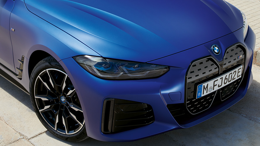 BMW i4 M50, G26, 2021, BMW Individual μπλε Frozen Portimao μεταλλικό, μπροστινή λήψη τριών τετάρτων, λήψη από επάνω
