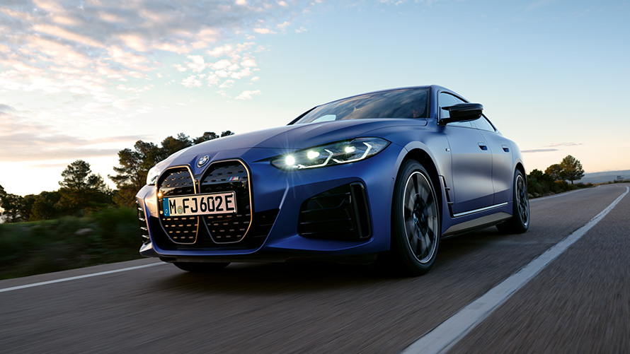 Μπροστινή λήψη τριών τετάρτων, BMW i4 M50, G26, 2021, λήψη από χαμηλά BMW i4 M50, G26, 2021, BMW Individual μπλε Frozen Portimao μεταλλικό, μπροστινή λήψη τριών τετάρτων, κινούμενη, λήψη από χαμηλά