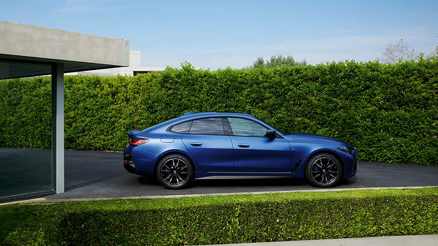 Πίσω λήψη, BMW i4 eDrive40, G26, 2021, κινούμενη σε επαρχιακό δρόμο BMW i4 M50, G26, 2021, BMW Individual μπλε Frozen Portimao μεταλλικό, πίσω λήψη, κινούμενη σε επαρχιακό δρόμο
