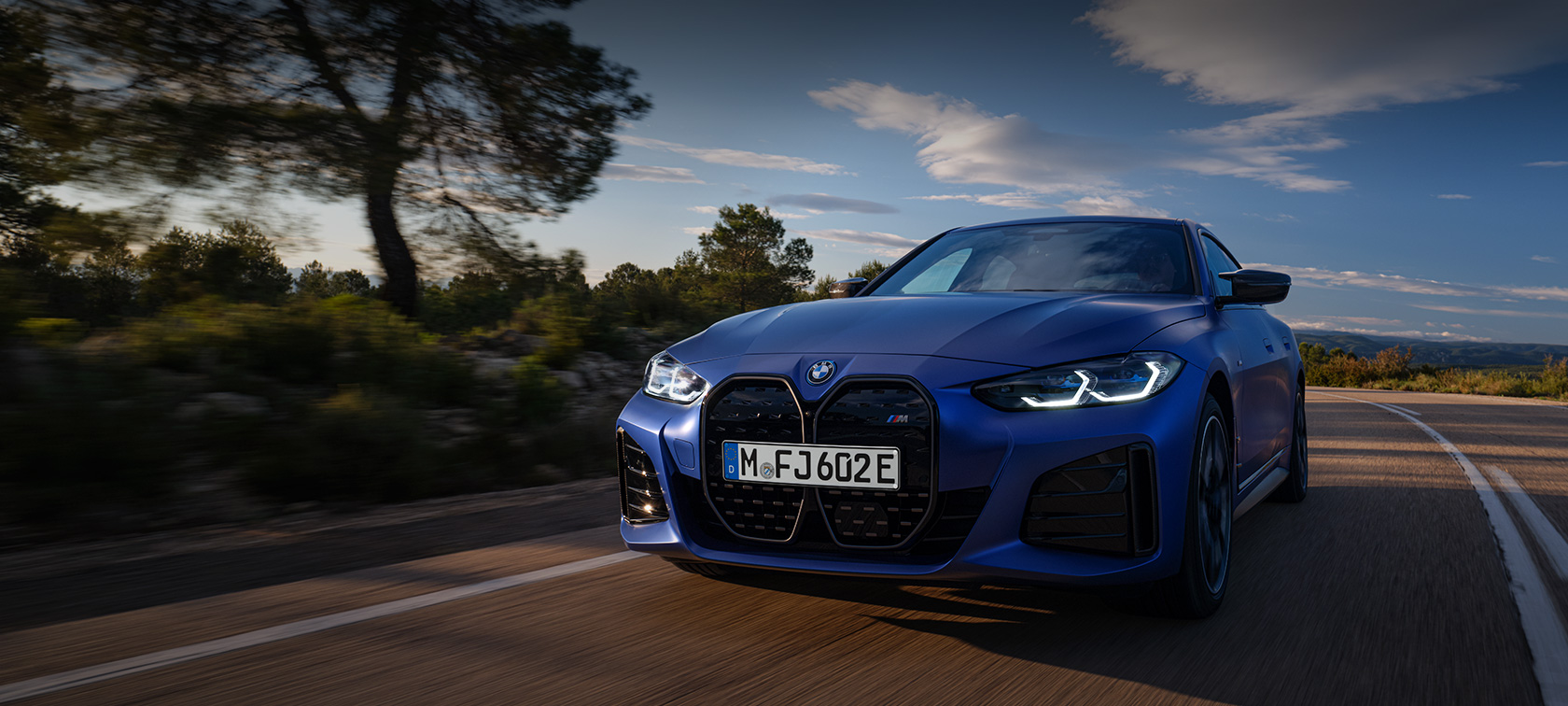 BMW i4 M50, G26, 2021, BMW Individual μπλε Frozen Portimao μεταλλικό, μπροστινή λήψη τριών τετάρτων, σε κίνηση
