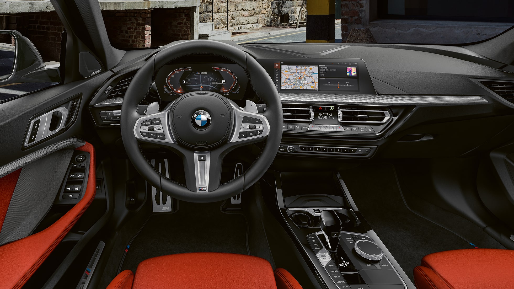 BMW M135i xDrive, εσωτερικό. BMW M135i xDrive, εσωτερικό με δερμάτινο τιμόνι M και σπορ καθίσματα M.