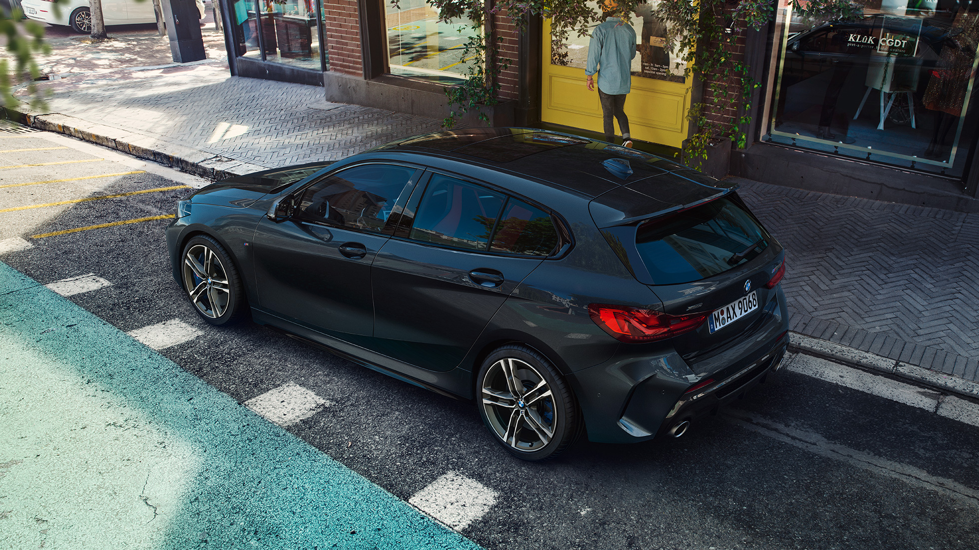 BMW M135i xDrive, σταθμευμένη. BMW M135i xDrive σε μαύρο Sapphire μεταλλικό, πλαϊνή πανοραμική λήψη.
