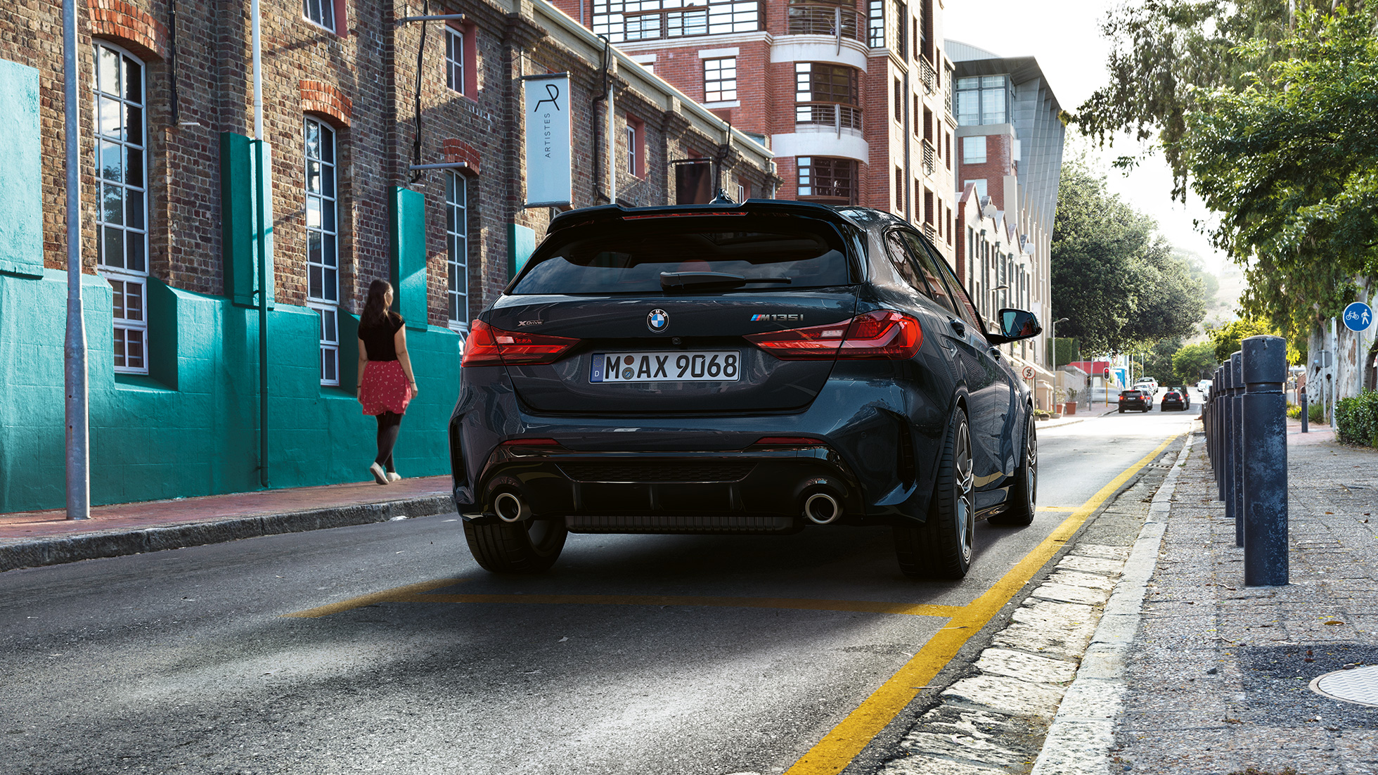 BMW M135i xDrive, πίσω λήψη BMW M135i xDrive σε μαύρο Sapphire μεταλλικό, πίσω λήψη, σταθμευμένη.