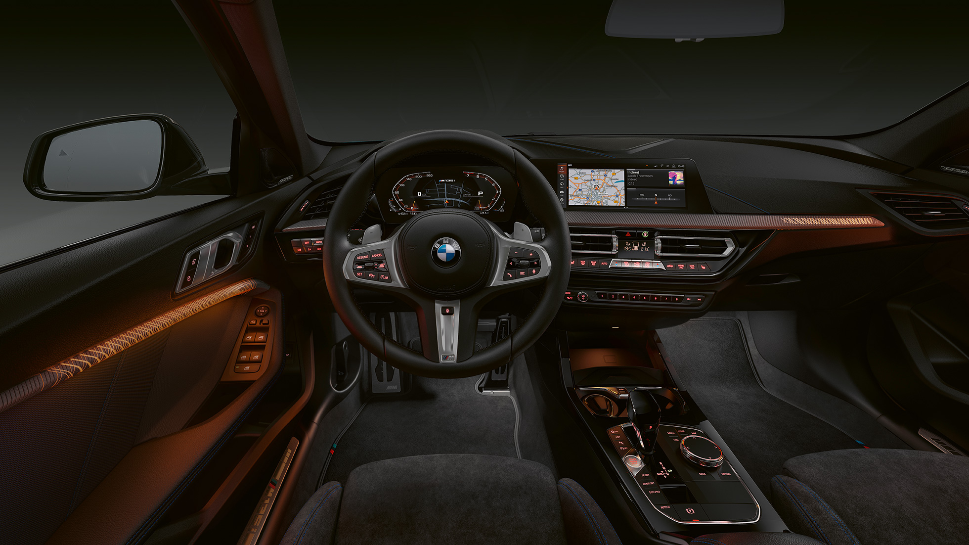 BMW M135i xDrive, κόκπιτ. BMW M135i xDrive, premium εσωτερικό με φωτιζόμενες διακοσμητικές επενδύσεις εσωτερικού.
