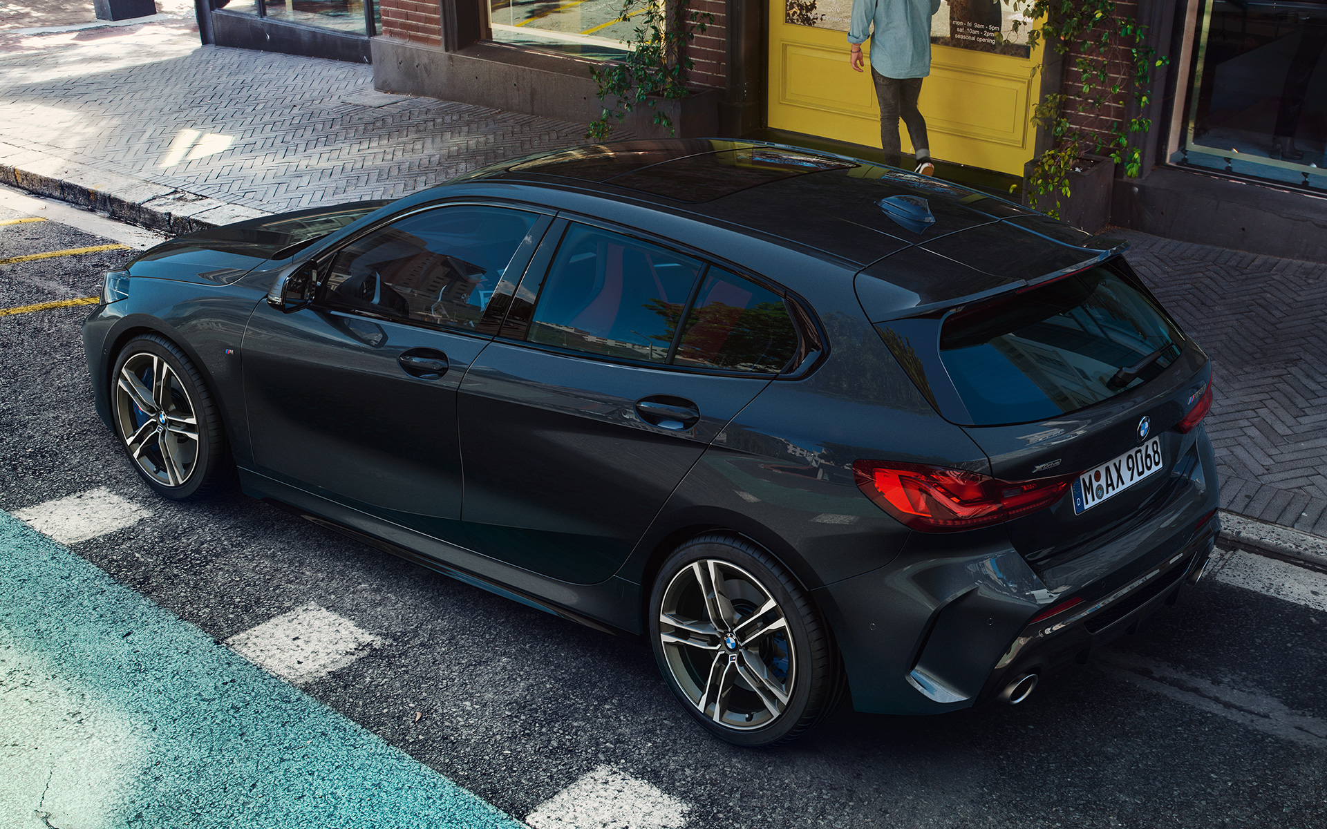 BMW M135i xDrive (F40) σε μαύρο Sapphire μεταλλικό, πλαϊνή πανοραμική λήψη