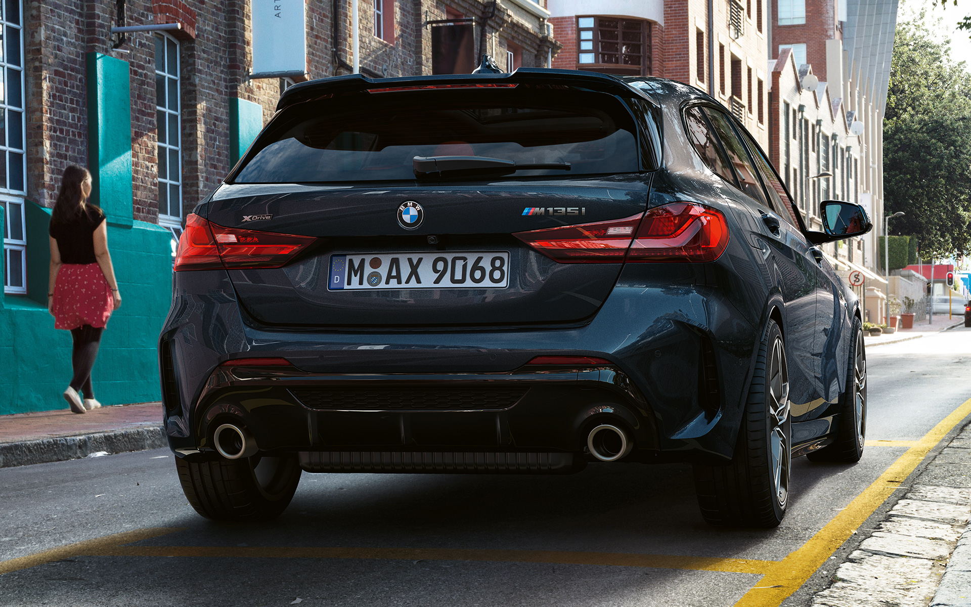 BMW M135i xDrive (F40) σε μαύρο Sapphire μεταλλικό, πίσω λήψη, σταθμευμένη