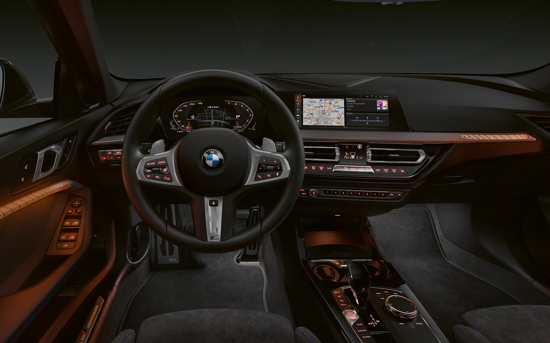 BMW M135i xDrive (F40), premium εσωτερικό με φωτιζόμενες διακοσμητικές επενδύσεις εσωτερικού