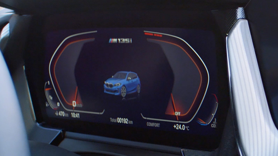 BMW M135i xDrive (F40), ταινία BMW M135i xDrive (F40) σε M μπλε Misano μεταλλικό, σε βίντεο