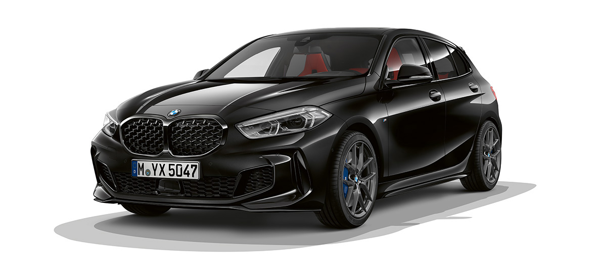 BMW M135i xDrive (F40), πακέτο M Performance BMW M135i xDrive (F40) σε μαύρο Sapphire μεταλλικό με πακέτο M Performance, μπροστινή λήψη τριών τετάρτων