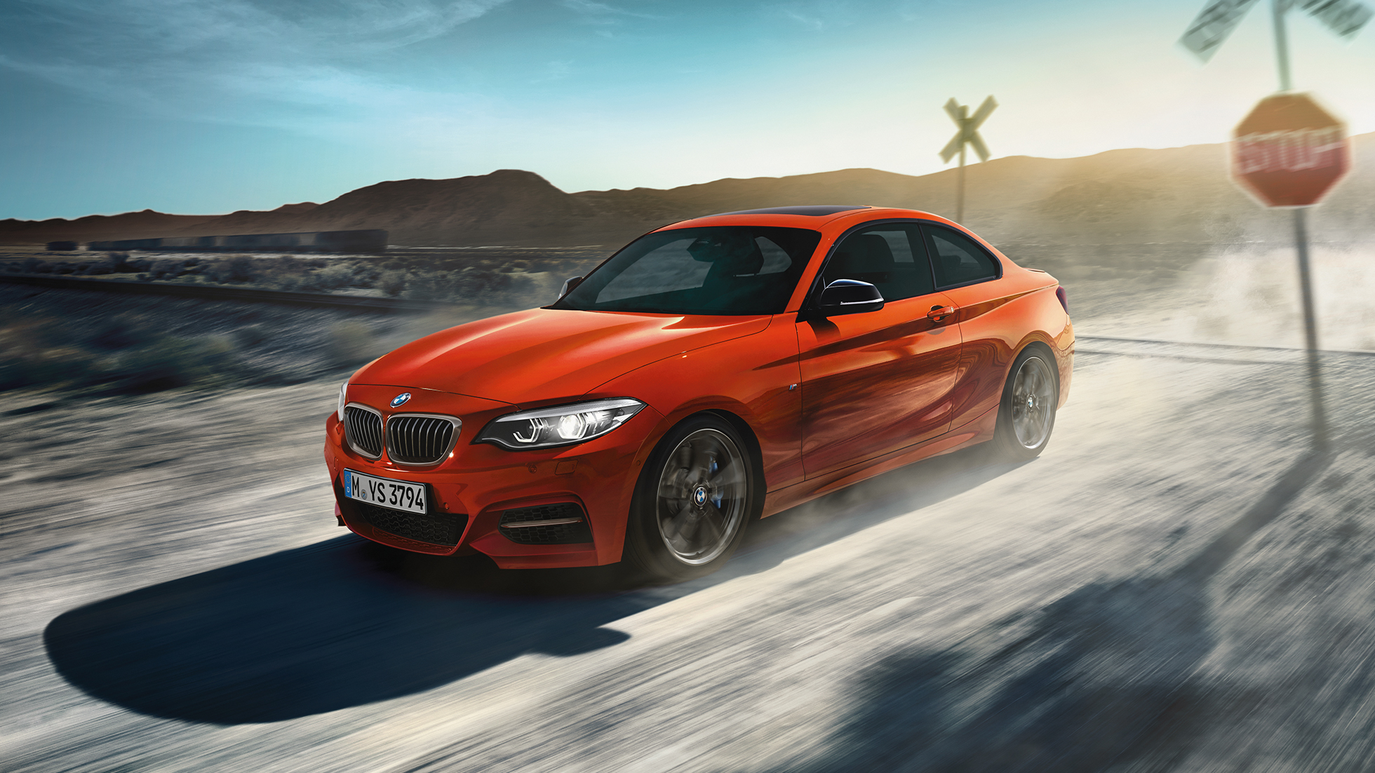 Σχεδίαση της BMW M240i Coupé Σχεδίαση της BMW M240i Coupé F22 2017, πορτοκαλί Sunset μεταλλικό, μπροστινή λήψη τριών τετάρτων