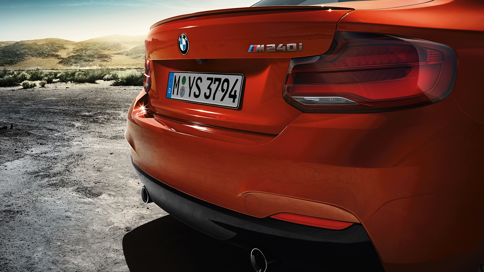 Σχεδίαση πίσω τμήματος της BMW M240i Coupé Σχεδίαση πίσω τμήματος της BMW M240i Coupé F22 2017, πορτοκαλί Sunset μεταλλικό, πίσω λήψη τριών τετάρτων