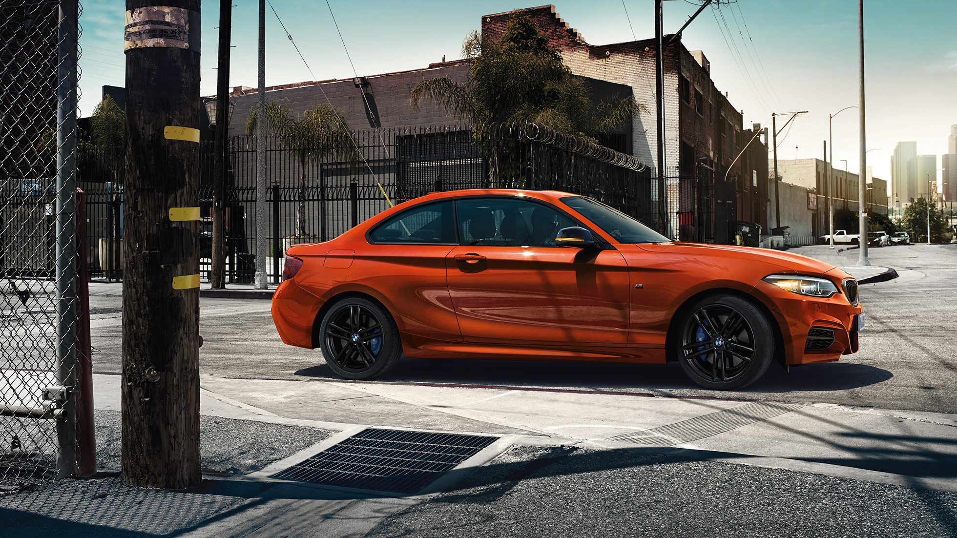 Σχεδίαση της BMW M240i Coupé Σχεδίαση της BMW M240i Coupé F22 2017, πορτοκαλί Sunset μεταλλικό, πλαϊνή λήψη