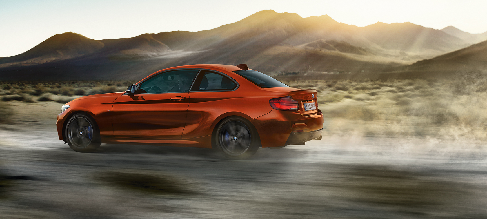 Δυναμική οδήγησης της BMW M240i Coupé Δυναμική οδήγησης της BMW M240i Coupé F22 2017, πορτοκαλί Sunset μεταλλικό, πλαϊνή λήψη