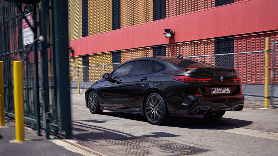 BMW M235i xDrive Gran Coupé, F44, τεχνικά χαρακτηριστικά BMW M235i xDrive Gran Coupé, F44, μαύρο Sapphire μεταλλικό, πίσω λήψη τριών τετάρτων, σε κίνηση