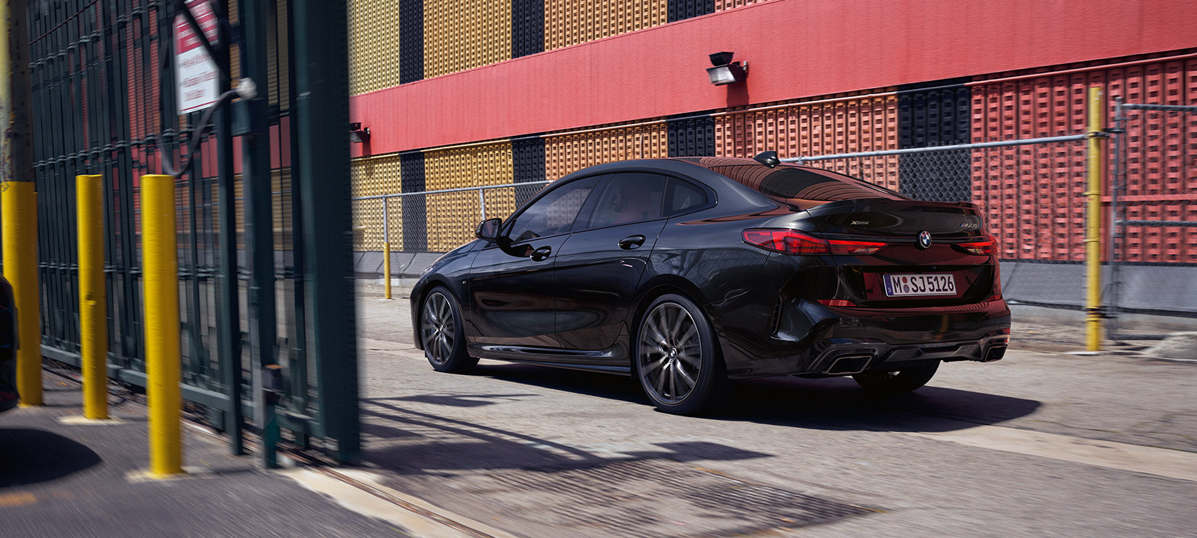 BMW M235i xDrive Gran Coupé F44, πίσω λήψη τριών τετάρτων, σε κίνηση BMW M235i xDrive Gran Coupé F44, μαύρο Sapphire μεταλλικό, πίσω λήψη τριών τετάρτων, σε κίνηση