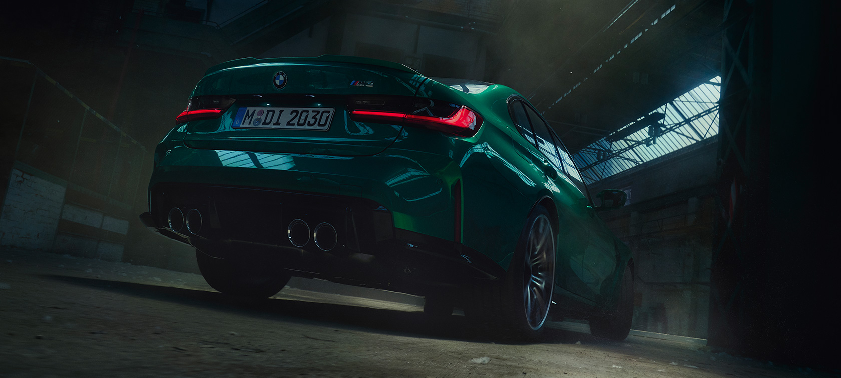 BMW M3 Sedan, G80 2020, πίσω λήψη τριών τετάρτων από χαμηλά BMW M3 Sedan, G80 2020, πράσινο Isle of Man μεταλλικό, πίσω λήψη τριών τετάρτων από χαμηλά