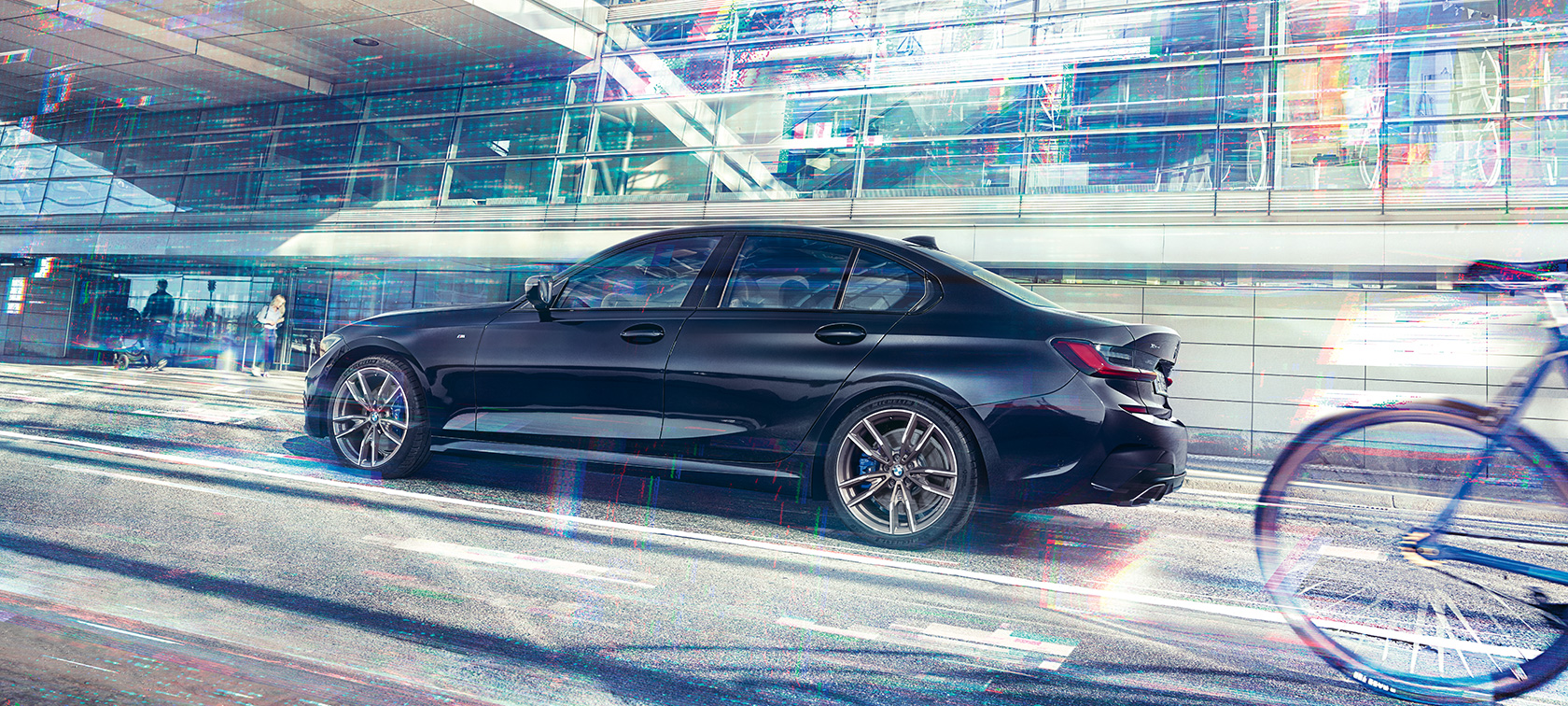 BMW M340i xDrive Sedan, G20 2020, πλαϊνή λήψη σε κίνηση BMW M340i xDrive Sedan, G20 2020, μαύρο Sapphire μεταλλικό, πλαϊνή λήψη σε κίνηση