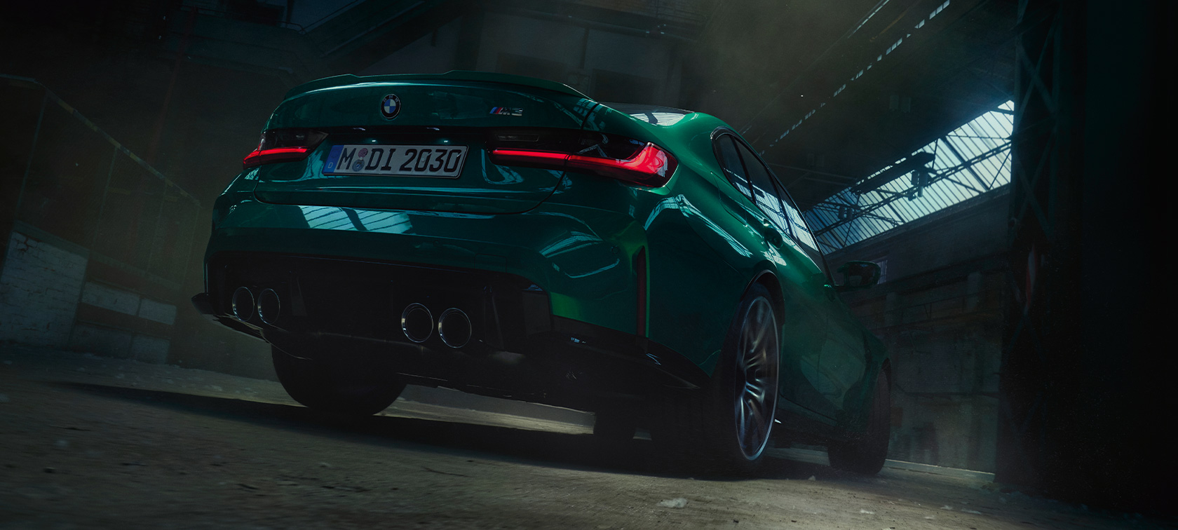 BMW M3 Sedan, G80, 2020, πίσω λήψη τριών τετάρτων από χαμηλά BMW M3 Sedan, G80, 2020, πράσινο Isle of Man μεταλλικό, πίσω λήψη τριών τετάρτων από χαμηλά
