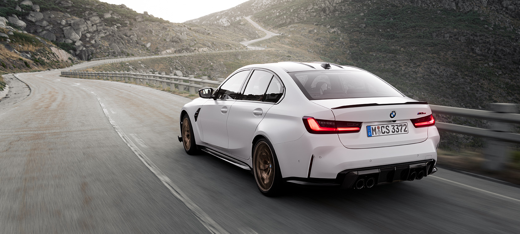BMW M3, CS G80, πίσω λήψη τριών τετάρτων, σε κίνηση BMW M3 CS, G80, πίσω λήψη τριών τετάρτων, κινούμενη σε ορεινό δρόμο