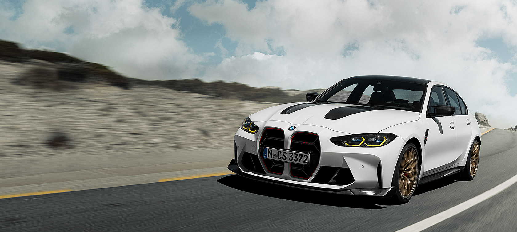 BMW M3 CS, G80, μπροστινή λήψη τριών τετάρτων, κινούμενη σε αγωνιστική πίστα