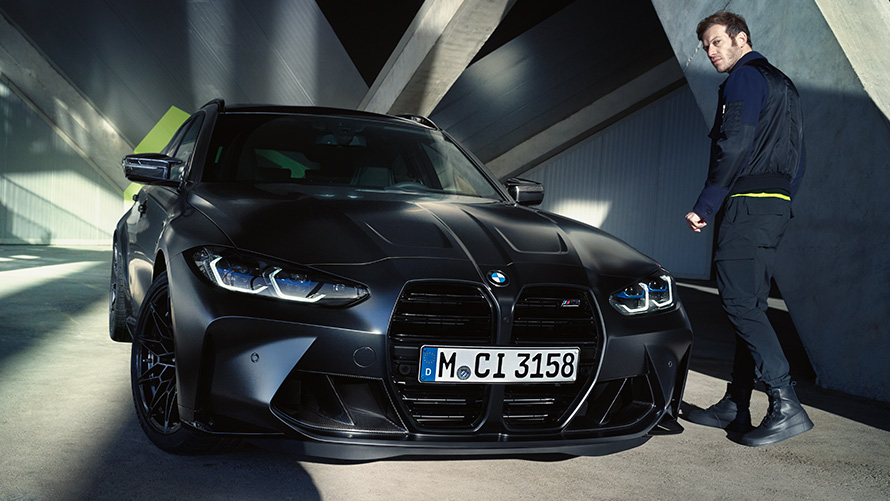 BMW M3 Competition Touring, G81, μπροστινή λήψη τριών τετάρτων, σταθμευμένη με μοντέλο BMW M3 Competition Touring, G81, BMW Individual μαύρο Frozen μεταλλικό, μπροστινή λήψη τριών τετάρτων, σταθμευμένη με μοντέλο