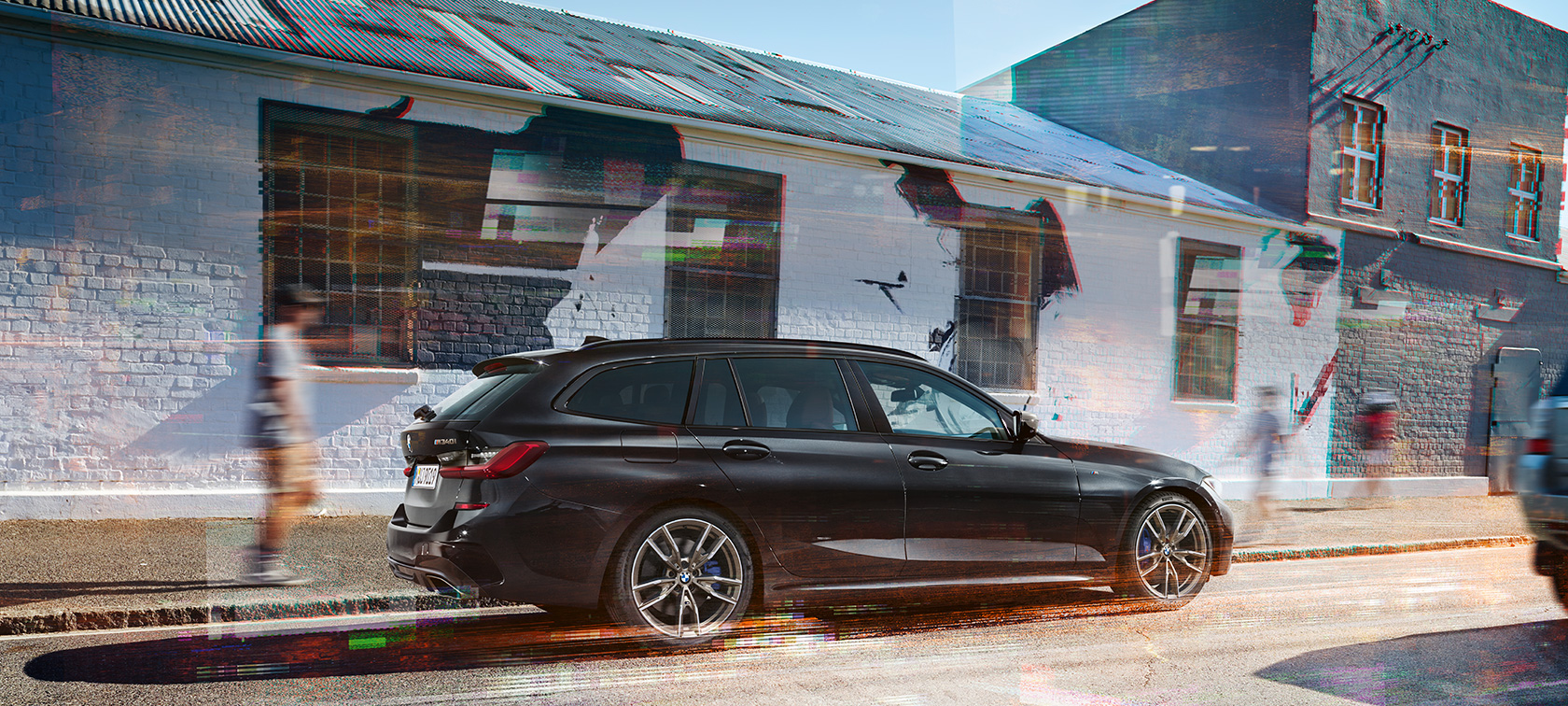 Πλαϊνή λήψη BMW M340i xDrive Touring BMW M340i xDrive Touring G21, μαύρο Sapphire μεταλλικό, πλαϊνή λήψη σε δρόμο