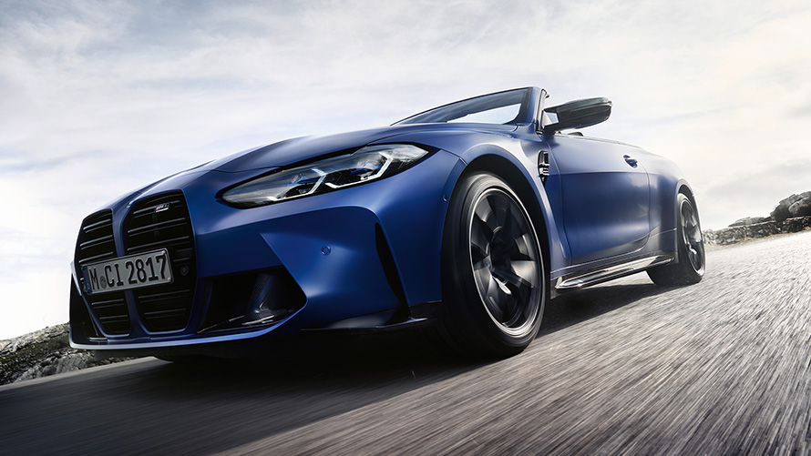 BMW M4 Competition Cabrio με M xDrive, G83, 2021, μπροστινή λήψη με μάσκα με διπλά "νεφρά" BMW M4 Competition Cabrio με M xDrive, G83, 2021, BMW Individual μπλε Frozen Portimao μεταλλικό, γρίλιες μάσκας "νεφρών", πλαϊνή χαμηλή λήψη υπό γωνία