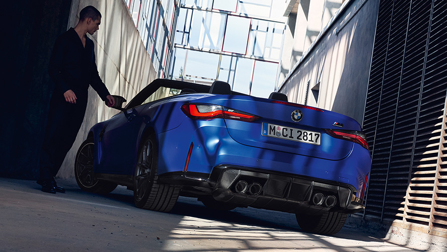 BMW M4 Competition Cabrio με M xDrive, G83, 2021, πίσω λήψη τριών τετάρτων BMW M4 Competition Cabrio με M xDrive, G83, 2021, μπλε Frozen Portimao μεταλλικό, πίσω λήψη τριών τετάρτων με άντρα