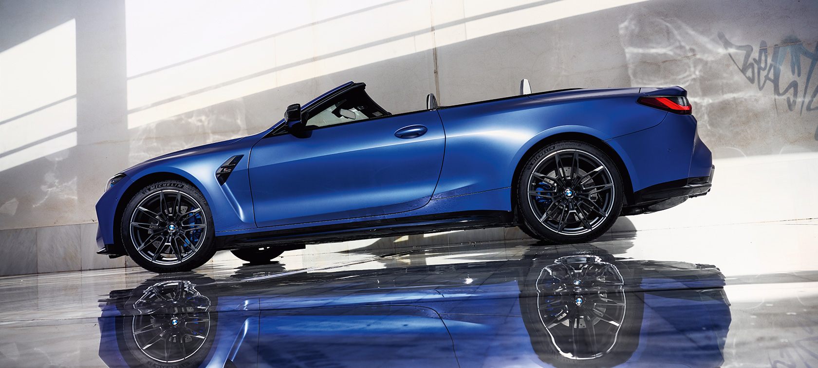 BMW M4 Competition Cabrio με M xDrive, G83, 2021, πλαϊνή χαμηλή λήψη υπό γωνία BMW M4 Competition Cabrio με M xDrive, G83, 2021, BMW Individual μπλε Frozen Portimao μεταλλικό, σταθμευμένη, πλαϊνή χαμηλή λήψη υπό γωνία