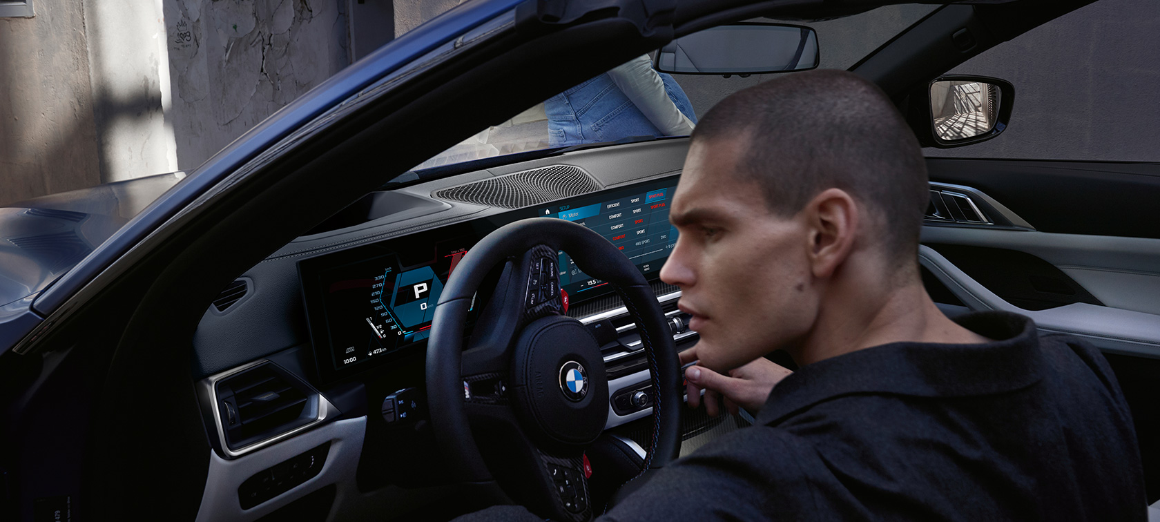 BMW M4 Competition Cabrio με M xDrive, G83, 2021, cockpit BMW M4 Competition Cabrio με M xDrive, G83, 2021, BMW Individual μπλε Frozen Portimao μεταλλικό, cockpit με ανοικτή πόρτα και άντρα