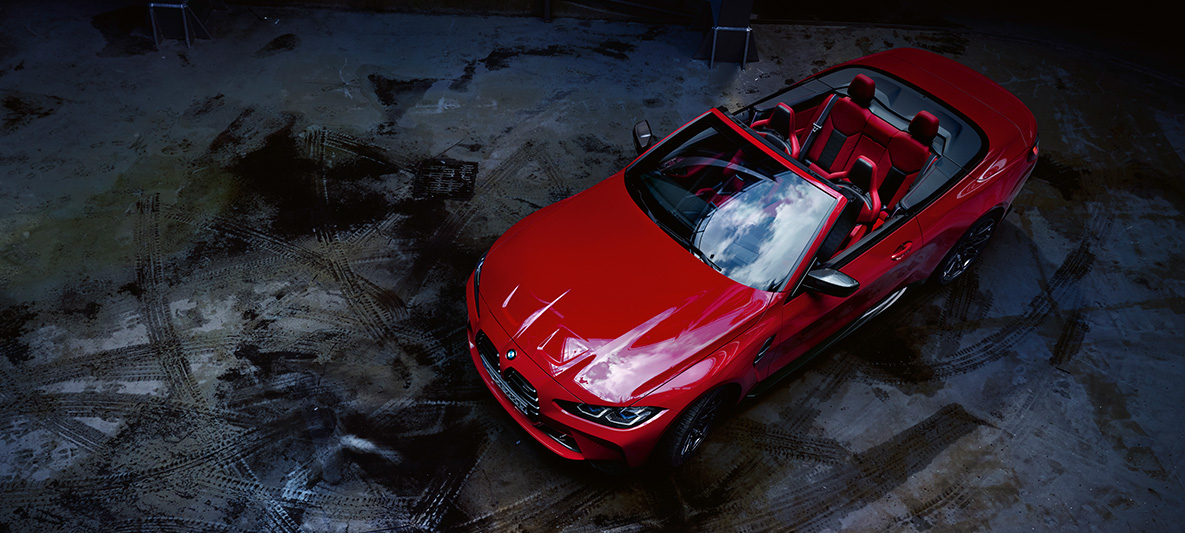 BMW Individual κόκκινο Imola μεταλλικό, BMW M4 Competition Cabrio με M xDrive, G83, 2021 BMW M4 Competition Cabrio με M xDrive, G83, 2021, BMW Individual κόκκινο Imola μεταλλικό, μπροστινή πανοραμική λήψη τριών τετάρτων με ανοικτή υφασμάτινη οροφή