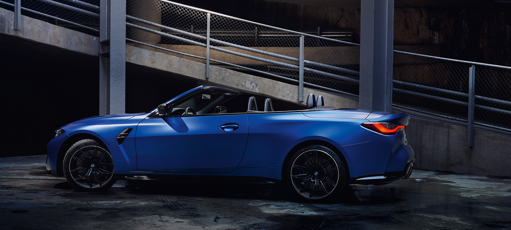 BMW M4 Competition Cabrio με M xDrive, G83, 2021, πλαϊνή λήψη, σταθμευμένη BMW M4 Competition Cabrio με M xDrive, G83, 2021, BMW Individual μπλε Frozen Portimao μεταλλικό, πλαϊνή λήψη, σταθμευμένη