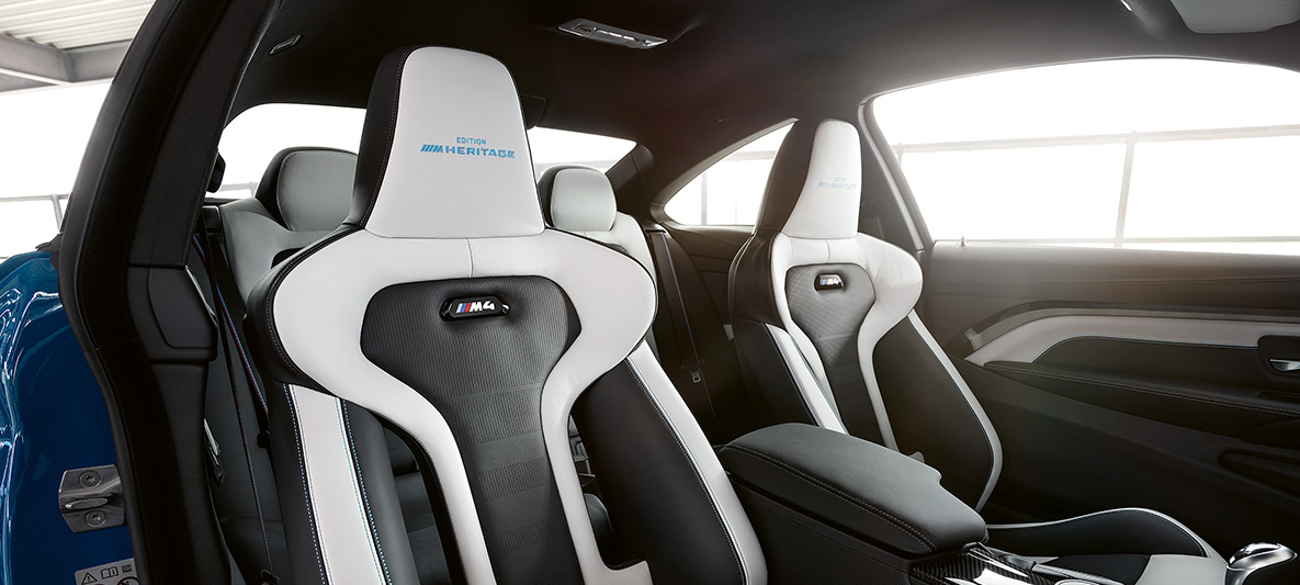BMW M4 Coupé, Έκδοση M Heritage, σπορ καθίσματα M σε διχρωμία Silverstone / μαύρο με ραφές σε μπλε χρώμα αντίθεσης BMW M4 Coupé, Έκδοση M Heritage, ειδική έκδοση, σπορ καθίσματα M σε διχρωμία Silverstone / μαύρο με ραφές σε μπλε χρώμα αντίθεσης
